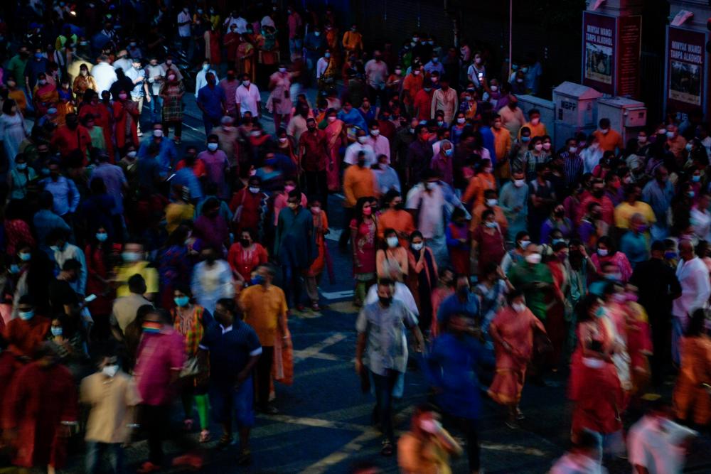 GEORGE TOWN, Jan 17 - Hindus who attended the movement of gold and silver chariots in conjunction with the Thaipusam celebration today. BERNAMApix