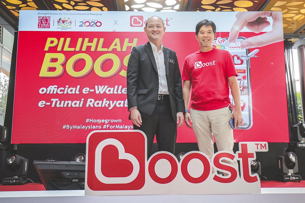 Ong (left) with Mohd Khairil at the Boost event. – ADIB RAWI/THESUN