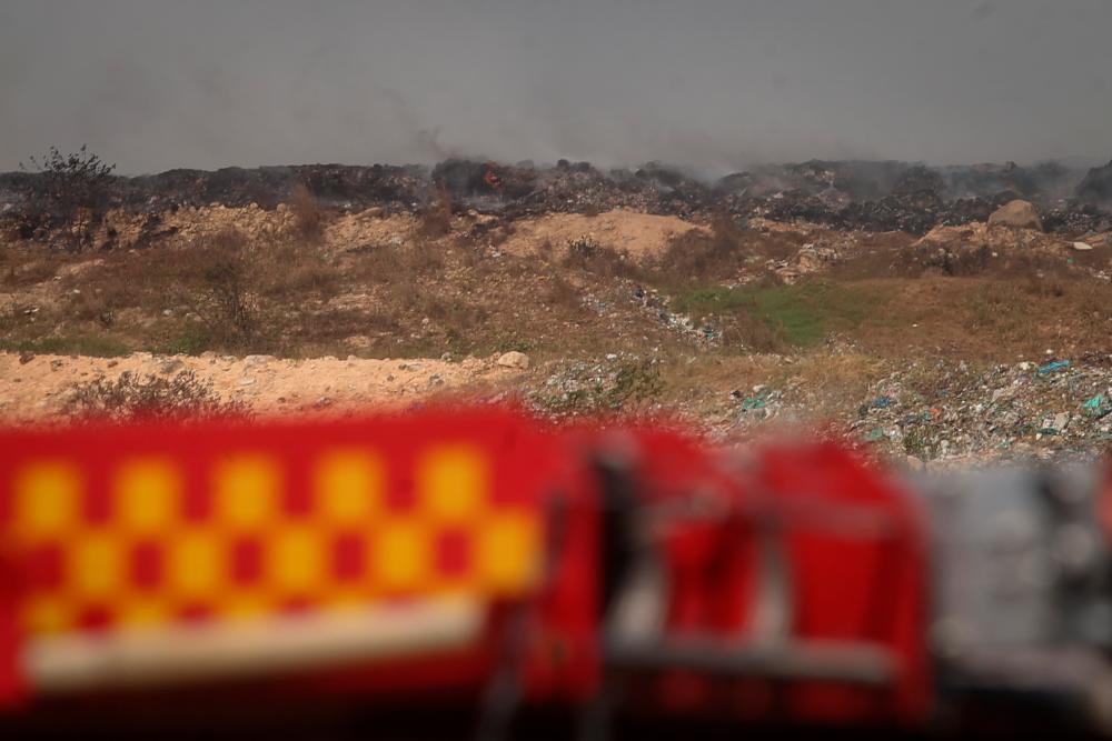 NIBONG TEBAL, Jan 17-A garbage disposal site in Pulau Burung was reported to have caught fire at about 5pm last Wednesday and the Malaysian Fire and Rescue Department (JPBM) with the help of the Volunteer Fire Brigade has set up a barrier to prevent the fire from spreading. BERNAMApix
