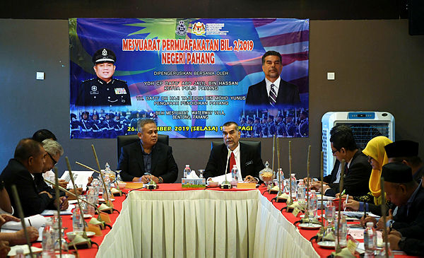 Pahang police chief Datuk Abdul Jalil Hassan (3rd from L) listens to the statement of Pahang education director Datuk Dr Tajuddin Mohd Yunus, at the meeting between the Royal Malaysia Police and the Pahang Education Department today. - Bernama