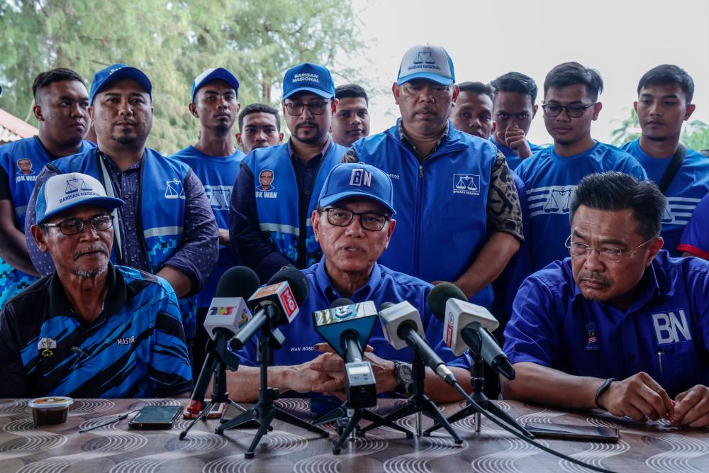 Menteri Besar Pahang Datuk Seri Wan Rosdy Wan Ismail mengadakan sidang media ketika hadir pada Program Santai Petang bersama penduduk Kampung Jawa sempena Pilihan Raya Umum ke-15 (PRU15) Dewan Undangan Negeri (DUN) N.42 Tioman pada Dis 4 2022. - BERNAMA