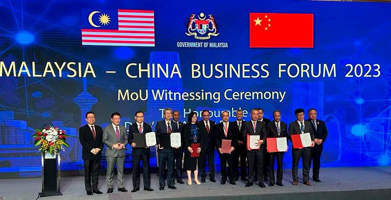 The Executive Chairman of LBS, Tan Sri Lim Hock San, along with a group of business members, signed an MoU between LBS-Sany Group at the Malaysia-China Business Forum, witnessed by the Prime Minister of Malaysia, YAB Dato’ Seri Anwar bin Ibrahim, and Malaysian Cabinet Ministers.
