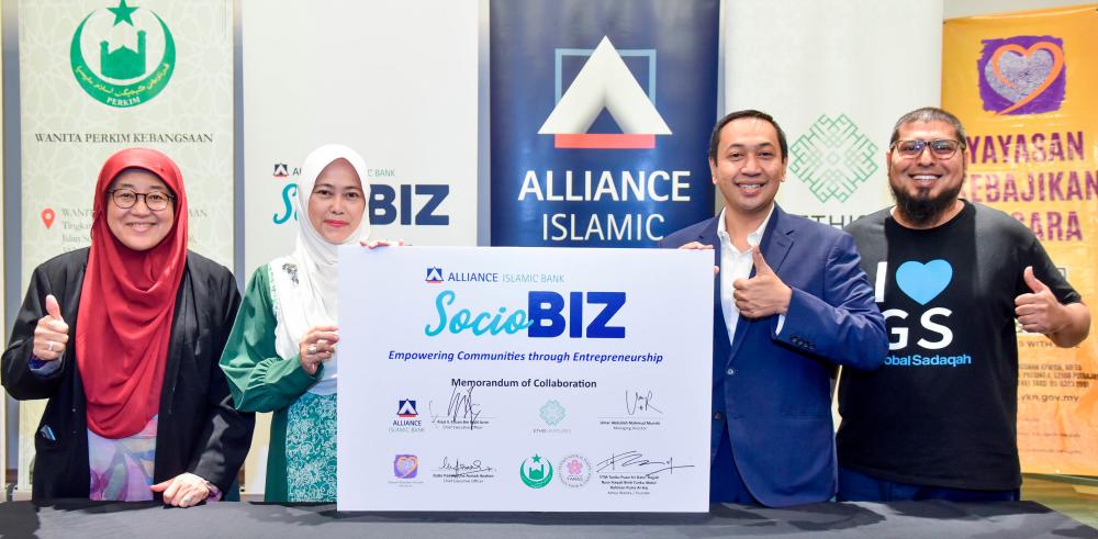 From left: YKN CEO Datin Paduka Che Asmah Ibrahim, Ketua Wanita Perkim and Yanas founder Tunku Puan Sri Noor Hayati, Alliance Islamic Bank head of Islamic operations Gafino Arshad and Umar at the launch of SocioBiz.