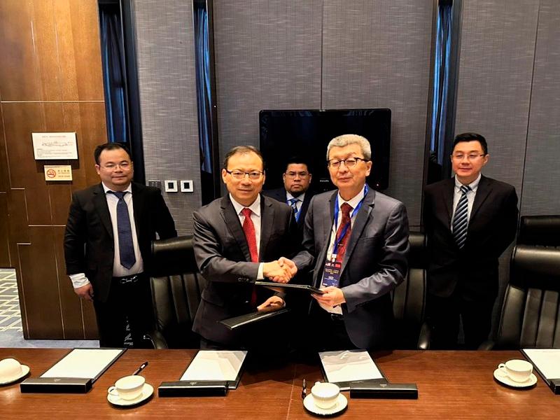 $!LBS Executive Chairman, Tan Sri Lim Hock San and President of Sany Group, Tang Xiu Guo exchanged the MoU documents alongside Datuk Richard Lim, Chief Executive Officer of MGB Berhad and Datuk Mohd Anis Hisham Abd Aziz, Managing Director of Leaptec Engineering Sdn. Bhd.