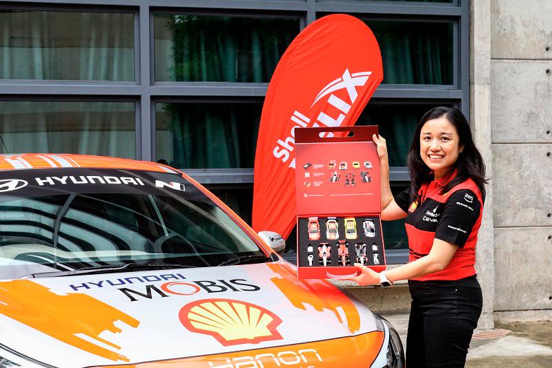 $!Seow Lee Ming, General Manager of Shell Mobility Malaysia posing with the Hyundai i20 hybrid rally car replica while presenting the latest Shell Motorsports Collection.
