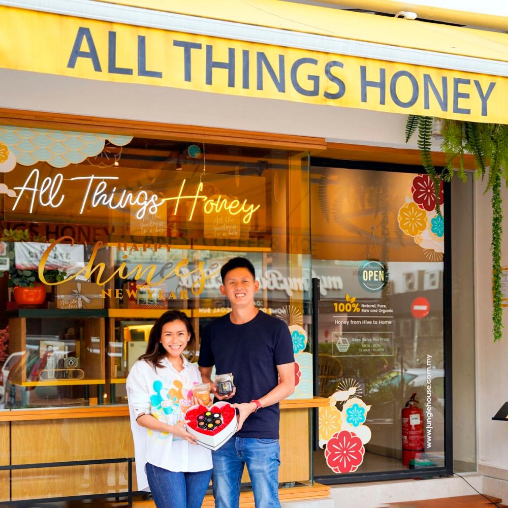 Husband and wife team Paul and Ashley in front of jungle house’s first dine-in cafe in Telawi. – JUNGLE HOUSE