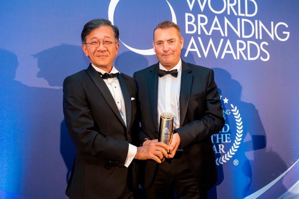 Loi Tuan Ee, Group Managing Director and Group Chief Executive Officer (CEO) of Farm Fresh Berhad with Richard Rowles, Global Chairman of World Branding Forum during the Award Giving Ceremony at Kensington Palace, London.
