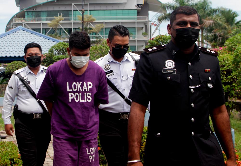 KUALA KANGSAR, 17 Mei -- Pemandu treler Mohammad Amirul Aznizam Razali, 28, didakwa di Mahkamah Majistret Kuala Kangsar hari ini atas lima pertuduhan memandu dengan berbahaya hingga menyebabkan kematian lima pelajar yang rentung selepas kereta dinaiki mereka terbakar pada Khamis lepas. fotoBERNAMA