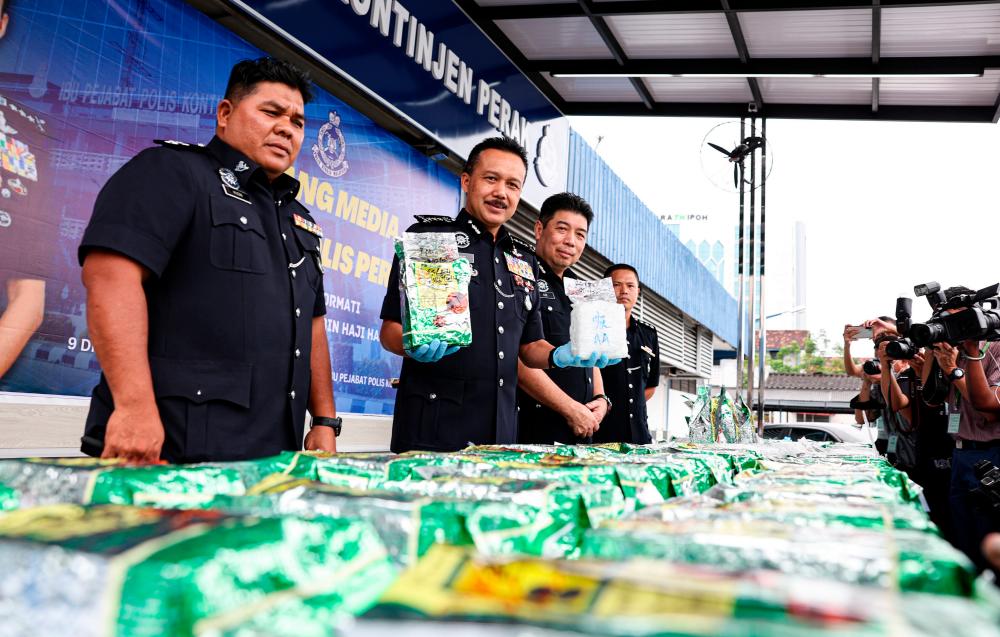 IPOH, 9 Dis -- Ketua Polis Perak Datuk Seri Mohd Yusri Hassan Basri (dua, kiri) menunjukkan rampasan dadah jenis Methamphetamin pada sidang media di Ibu Pejabat Polis Kontinjen (IPK) Perak hari ini. fotoBERNAMA