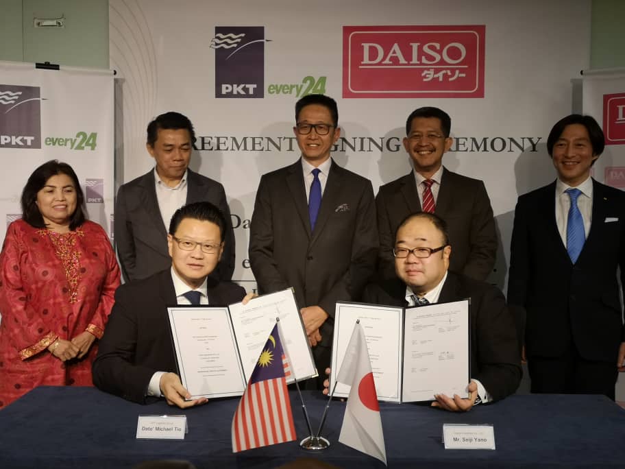 The signing ceremony between PKT and Daiso.