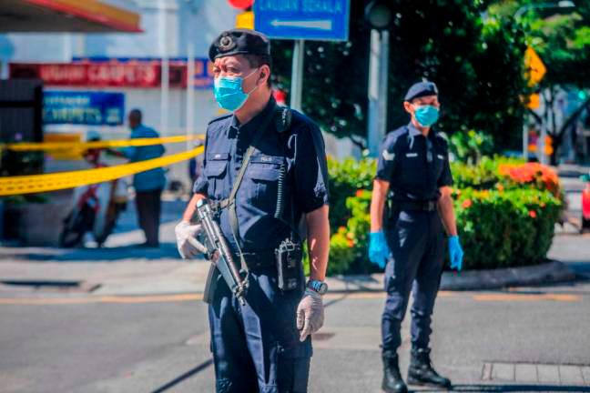 The police are monitoring the exit and entry of the Chowkit Wet Market to safeguard and reduce the spread of the Covid-19 outbreak. — ZAHID IZZANI/THESUN