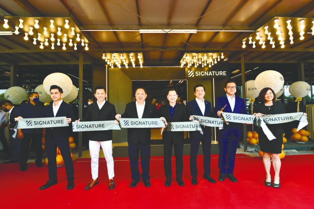 From left: Chong, Signature managing director Chiau Hau Choon, chairman Datuk Seri Chiau Beng Teik, Tan (centre) and other VIP at the launch of Signature Flagship Store.