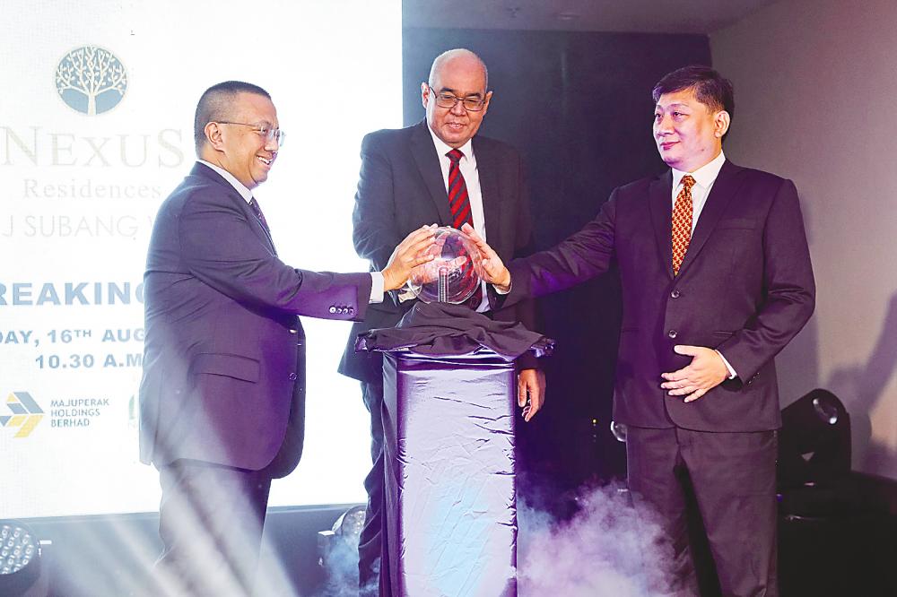 From left: Nizran, Redza and Nexusbase Development Sdn Bhd CEO and director Datuk Lee Seng Khoon during the groundbreaking ceremony.