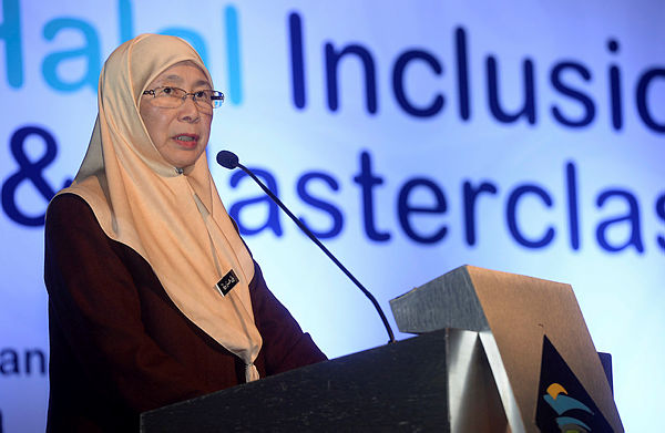 Deputy Prime Minister Datuk Seri Dr Wan Azizah Wan Ismail delivering a speech during the Malaysian Halal Inclusion Roundtable at Putrajaya International Convention Centre (PICC) today. — Bernama