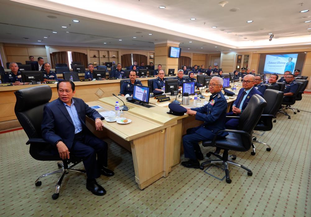 PUTRAJAYA, 29 Mei -- Timbalan Menteri Kewangan Datuk Seri Ahmad Maslan (kiri) mempengerusikan mesyuarat ketika mengadakan lawatan kerja rasmi ke Ibu Pejabat Jabatan Kastam Diraja Malaysia (JKDM), hari ini. - fotoBERNAMA