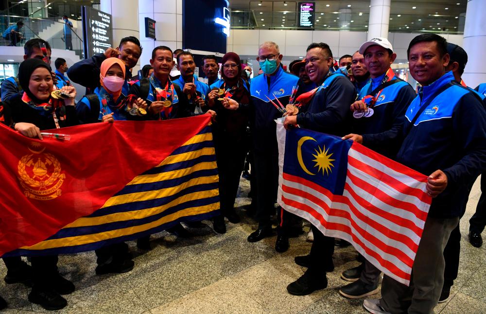 SEPANG, 3 August -- Malaysian Fire and Rescue Department (JBPM) Director General Datuk Seri Mohammad Hamdan Wahid (four, right) welcomes the arrival of the (JBPM) contingent participating in the 2022 World Police and Fire Games (WPFG) in Rotterdam, Netherlands, in Kuala Lumpur International Airport (KLIA) today. BERNAMAPIX