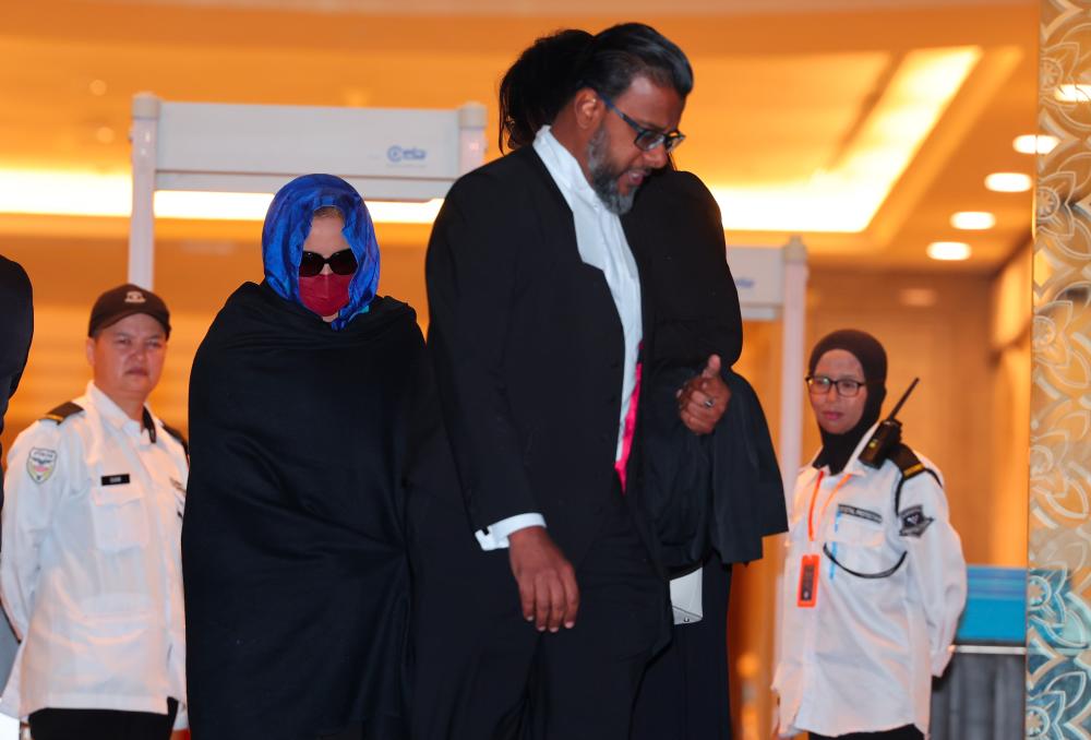 Samirah Muzaffar (dua, kiri) bersama peguamnya keluar dari Mahkamah Rayuan Istana Kehakiman hari ini bagi pendengaran rayuan berhubung kes pembunuhan Ketua Pegawai Eksekutif (CEO) Cradle Fund Nazrin Hassan pada Sept 19 2023. - fotoBERNAMA