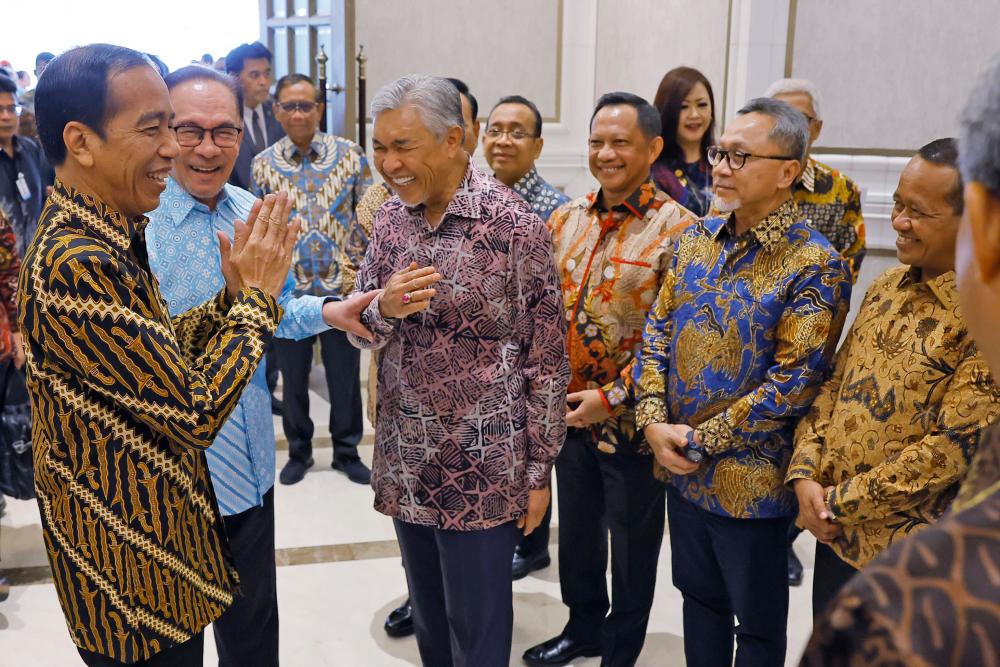 PUTRAJAYA, June 8 -- Prime Minister Datuk Seri Anwar Ibrahim having a light moment with Indonesian President Joko Widodo, who is on a two-day working visit to Malaysia, at Seri Perdana today. BERNAMAPIX