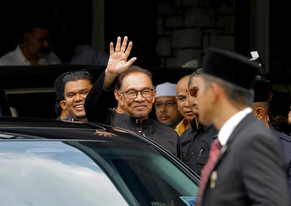 KAJANG, 24 Nov -- Pengerusi Pakatan Harapan (PH) yang juga Ahli Parlimen Tambun Datuk Seri Anwar Ibrahim bergerak ke Istana Negara untuk mengangkat sumpah sebagai Perdana Menteri ke-10. fotoBERNAMA