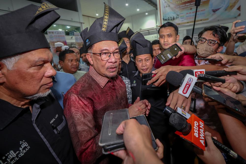 Perdana Menteri Datuk Seri Anwar Ibrahim bercakap kepada pemberita semasa mengunjungi Restu Global Quranic Art Festival di Nasyrul Quran, Putrajaya pada Jan 28 2023. - fotoBERNAMA