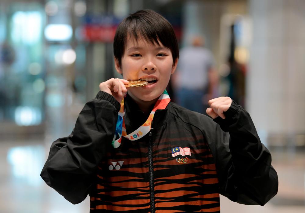 National Women’s Singles badminton player Goh Jin Wei with the gold medal she won at the women’s singles badminton event of the Youth Olympic Games in Buenos Aires Argentina upon arrival at Kuala Lumpur International Airport (KLIA) in 2018. BERNAMApix