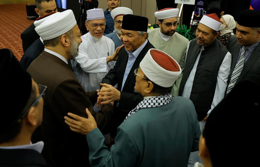 BANGI, 21 Mac -- Timbalan Perdana Menteri Datuk Seri Ahmad Zahid Hamidi beramah mesra bersama para Perwakilan semasa hadir pada Perasmian Penutup Konvensyen Perpaduan NGO-NGO Islam 2023 hari ini/fotoBERNAMA