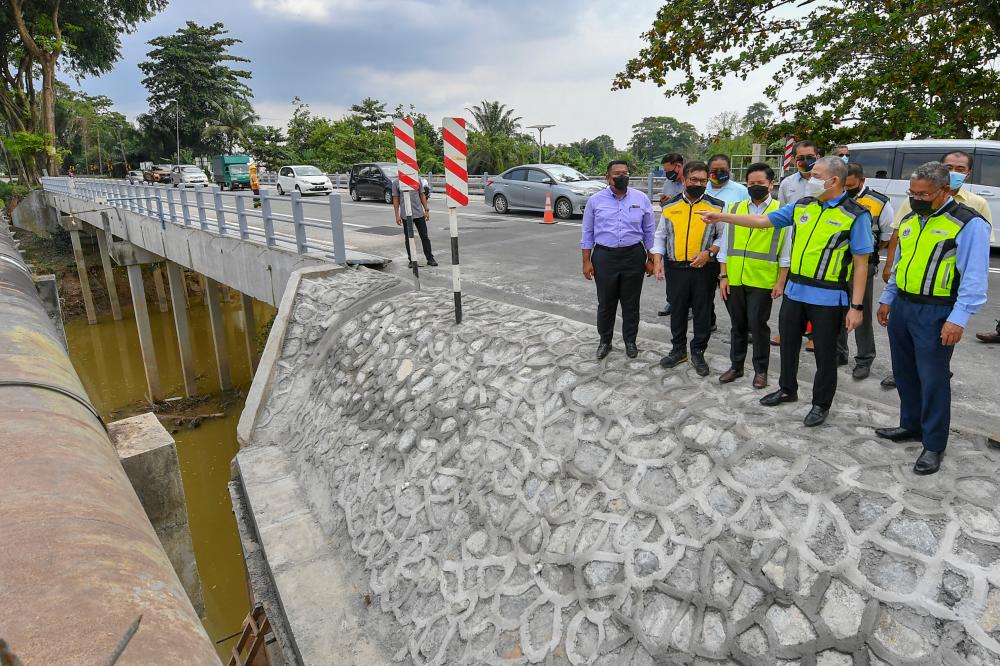 PUTRAJAYA, 17 Jan -- Menteri Kanan Kerja Raya, Datuk Seri Fadillah Yusof berdiri di atas Jambatan Dengkil yang telah dibaik pulih sepenuhnya setelah runtuh akibat hakisan arus deras Sungai Langat semasa banjir di Dengkil. fotoBERNAMA