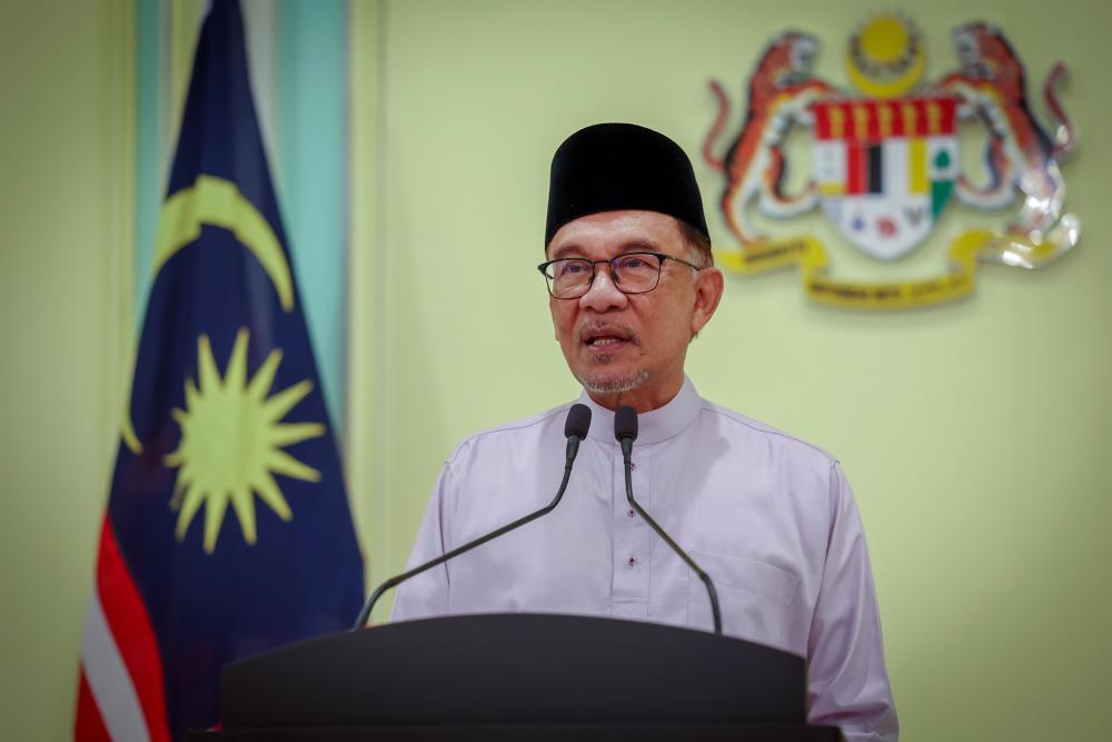 PUTRAJAYA, 25 Nov -- Perdana Menteri Datuk Seri Anwar Ibrahim ketika sidang media pada hari pertamanya memasuki Pejabat Perdana Menteri di Perdana Putra hari ini.fotoBERNAMA