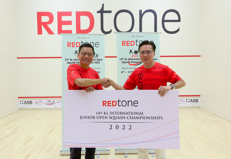 REDtone Group CEO Lau Bik Soon (left) handing over to SRAFTKL president and organising committee chairman Steven Kwan (right).