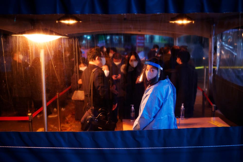 People wait in a line to undergo coronavirus disease (Covid-19) test at its testing site in central Seoul, South Korea, December 1, 2021. REUTERSpix