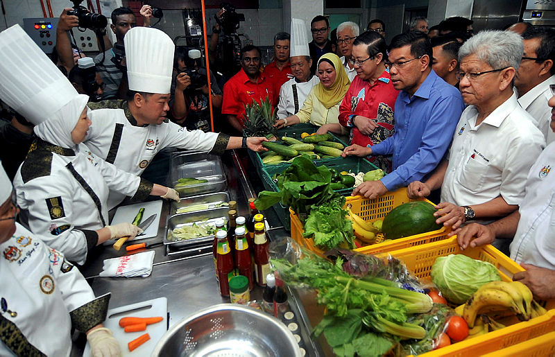 Domestic Trade, Consumerism and Cooperatives Minister Datuk Seri Saifuddin Nasution Ismail (3rd R) and Finance Minister Lim Guan Eng (4th L), during the launch of the National Food Bank initiative, on Dec 22, 2018. — Bernama