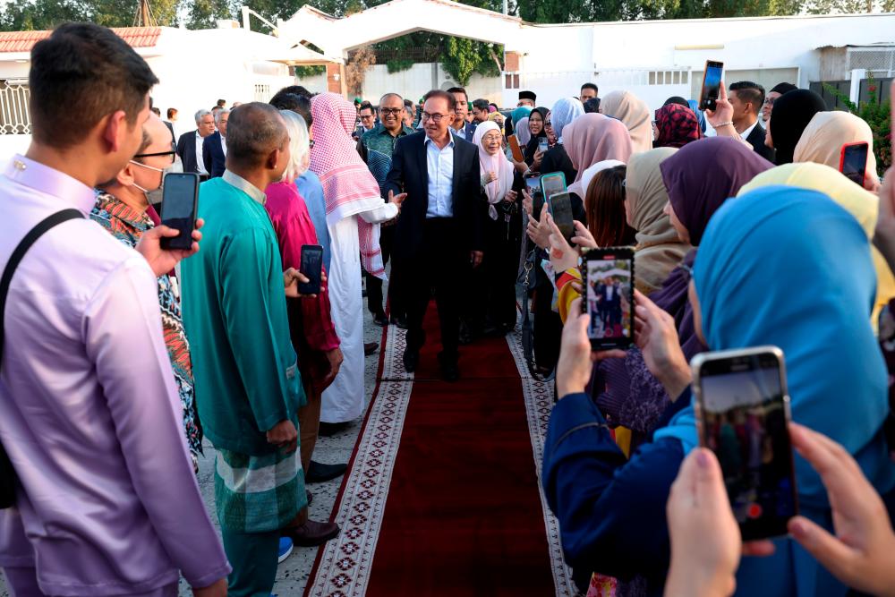 JEDDAH, 23 Mac -- Perdana Menteri Datuk Seri Anwar Ibrahim (tengah) hadir pada Majlis Berbuka Puasa dan Makan Malam bersama Diaspora Malaysia di Arab Saudi. fotoBERNAMA