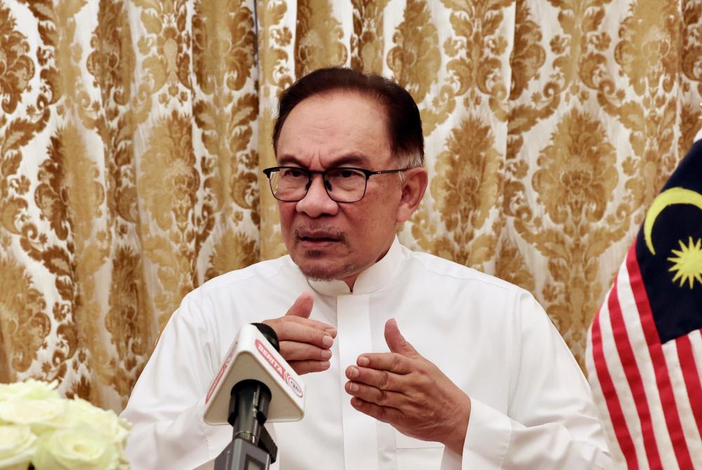 MEKAH, March 22 — Prime Minister Datuk Seri Anwar Ibrahim holds a media conference after meeting with Organisation of Islamic Cooperation (OIC) Secretary General Hissein Brahim Taha. BERNAMAPIX