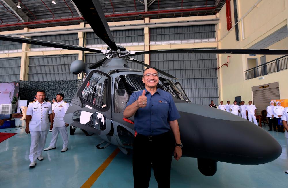KOTA KINABALU, 1 Julai -- Menteri Kanan Pertahanan Datuk Seri Hishammuddin Tun Hussein selepas upacara penyerahan Helikopter Operasi Maritim kepada Tentera Laut Diraja Malaysia (TLDM) di Markas Pemerintahan Armada Timur Pangkalan TLDM Kota Kinabalu Sepanggar hari ini. fotoBERNAMA