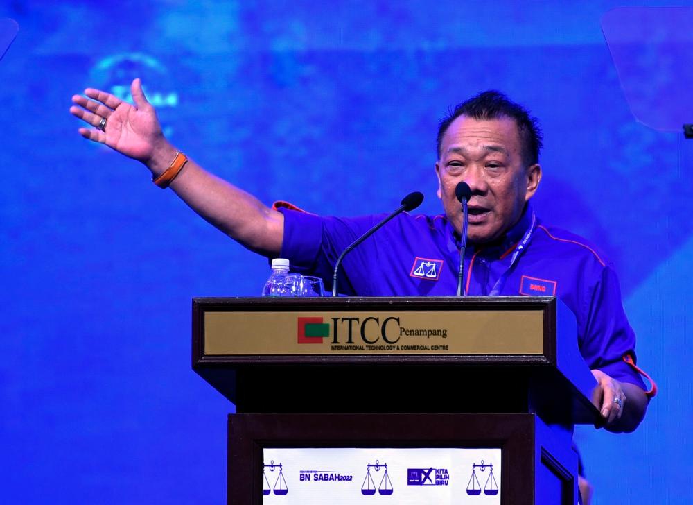 PENAMPANG, 2 Julai -- Pengerusi Perhubungan UMNO Sabah Datuk Seri Bung Moktar Radin menyampaikan ucapan pada Konvensyen Barisan Nasional di ITCC Penampang hari ini.--fotoBERNAMA
