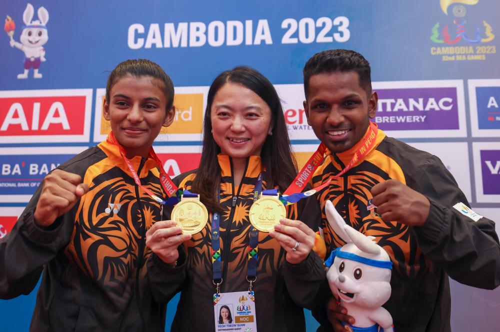 PHNOM PENH, May 6 -- Youth and Sports Minister Hannah Yoeh (centre) with national men’s Karate gold medalist S Prem Kumar (right) and national women’s Karate Athlete C Shamalaran (left) at the 2023 SEA Games Phnom Penh, Cambodia at Chroy Changvar Convention Center today. BERNAMAPIX