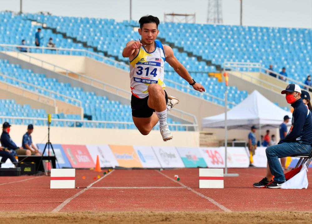 HANOI, May 17-National Men’s Deer Jump Athlete Andre Anura Anuar excelled to win the Gold medal at the 31st SEA Games, at My Dinh National Stadium, Hanoi today. BERNAMAPIX