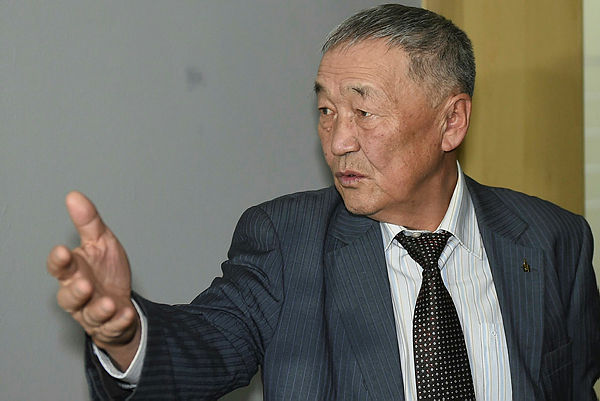 Dr Shaariibuu Setev, the father of slain Mongolian Altantuya Shaariibuu, arrives in court in Shah Alam on Jan 22, 2019. — AFP