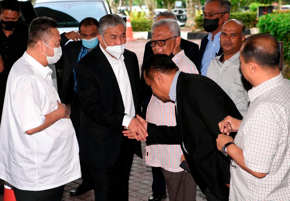 Bekas Timbalan Perdana Menteri Datuk Seri Dr Ahmad Zahid Hamidi (dua, kiri) hadir di Kompleks Mahkamah Tinggi Shah Alam hari ini bagi perbicaraan berhubung kes rasuah berkaitan Sistem Visa Luar Negara (VLN).-- fotoBERNAMA