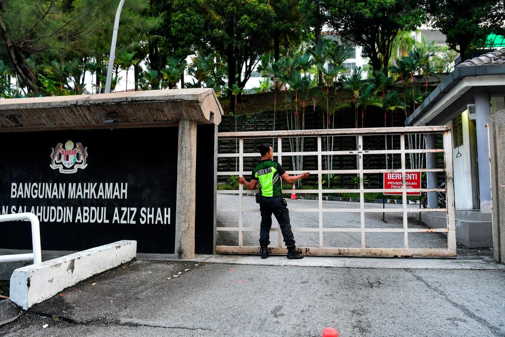 SHAH ALAM, March 13 -- Security guards guard the entrance to the Shah Alam Court building. BERNAMAPIX