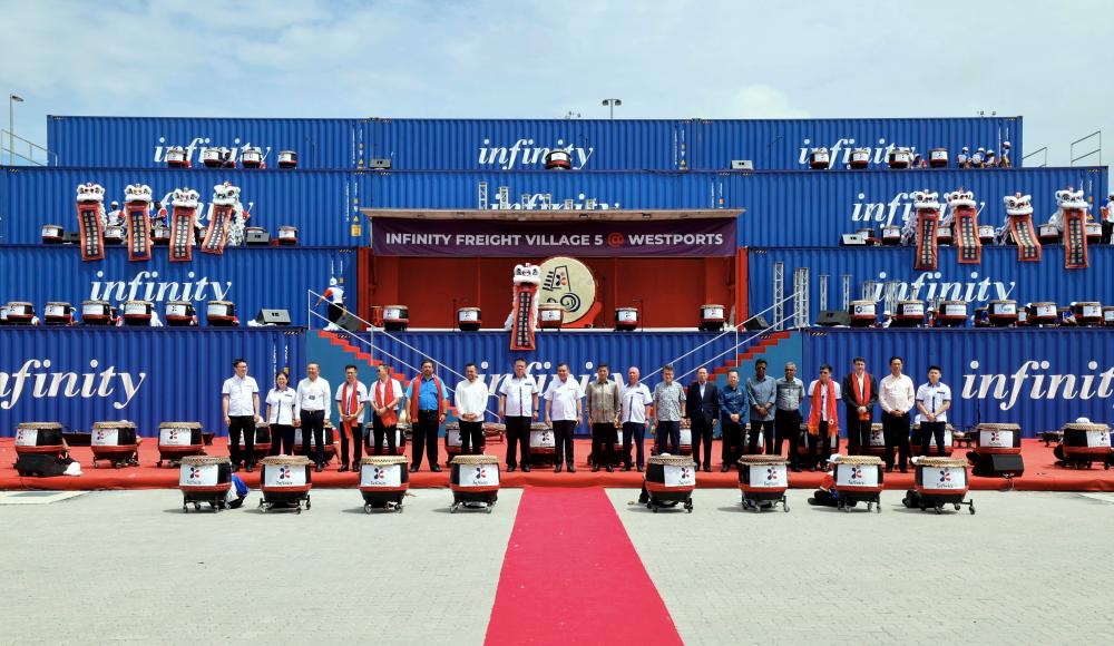 KLANG PORT, Feb 1 -- Transport Minister Anthony Loke (centre) attends the Opening Ceremony of Infinity Freight Village 5 (FV5) at Westports, Pulau Indah, today. BERNAMAPIX