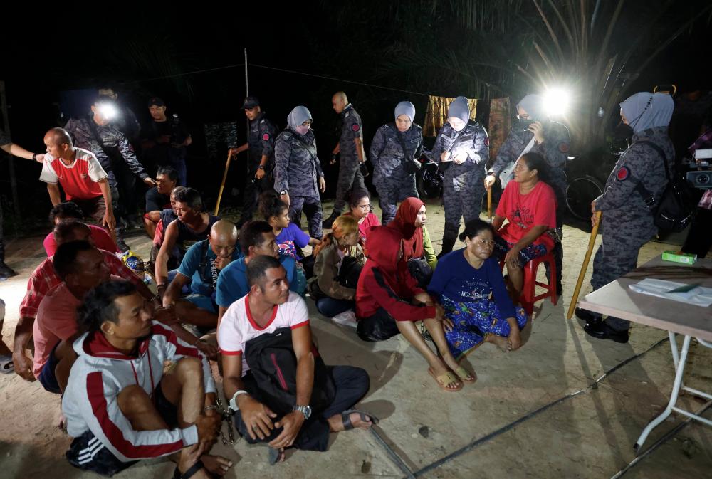 KLANG, 18 Mac -- Jabatan Imigresen Malaysia (JIM) menahan 61 orang pendatang asing tanpa izin dalam Operasi Penguatkuasaan Imigresen di kawasan ladang kelapa sawit Taman Perindustrian Air Hitam, Sijangkang awal pagi tadi. - fotoBERNAMA