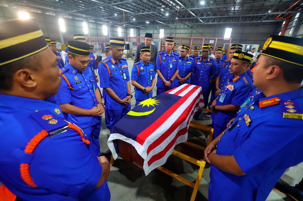 SEPANG, May 27 -- The remains of a participant in the Malaysian Everest 2023 (ME2023) climbing mission who is also the Director of the Malaysian Civil Defense Force (APM) Kedah, Lt Col Awang Askandar Ampuan Yaacub were given their last respects upon arrival on Malaysia Airlines flight MH115 from Kathmandu at the Field Cargo Complex Fly to Kuala Lumpur International Airport (KLIA) today. BERNAMAPIX