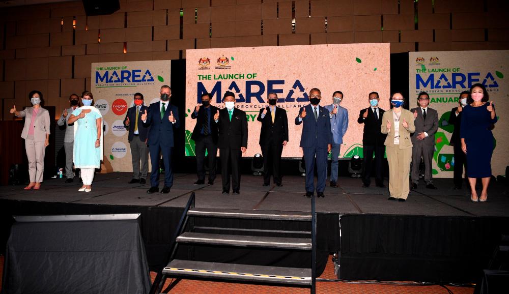 SHAH ALAM, Jan 21 - Environment and Water Minister Datuk Seri Tuan Ibrahim Tuan Man (center) poses for a photo after launching the Malaysian Recycling Alliance (MAREA) in conjunction with its first anniversary at the Setia Alam Convention Center today. BERNAMApix