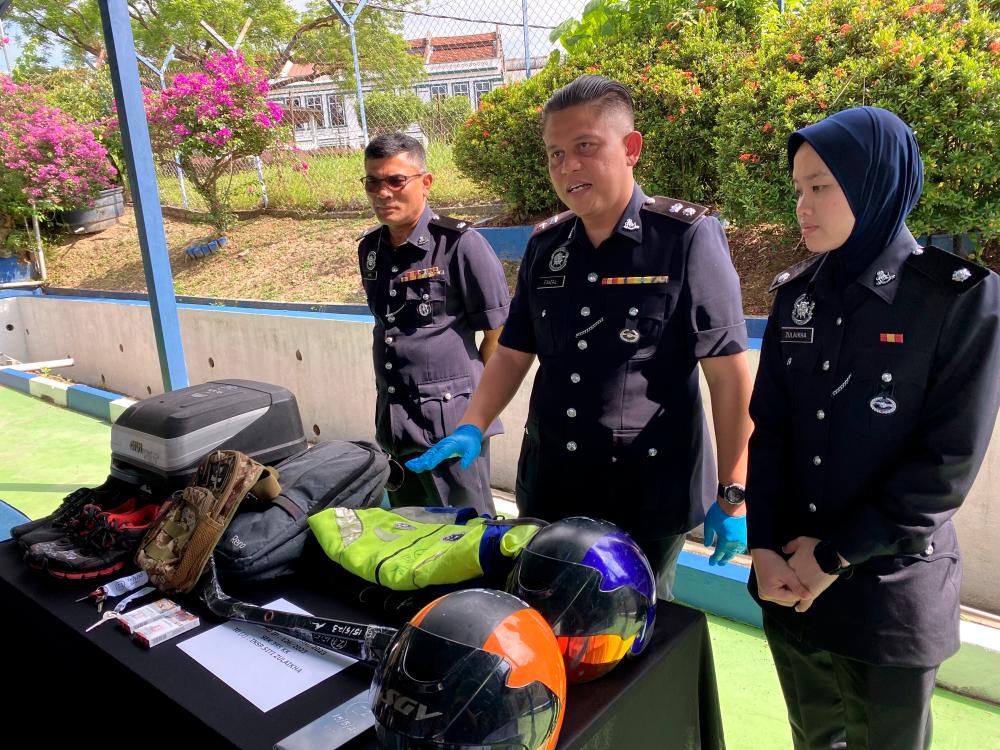 HULU SELANGOR, May 25 -- Hulu Selangor District Police Chief Supt Ahmad Faizal Tahrim showed the loot involving a robbery case at a press conference at the Hulu Selangor District Headquarters today. BERNAMAPIX