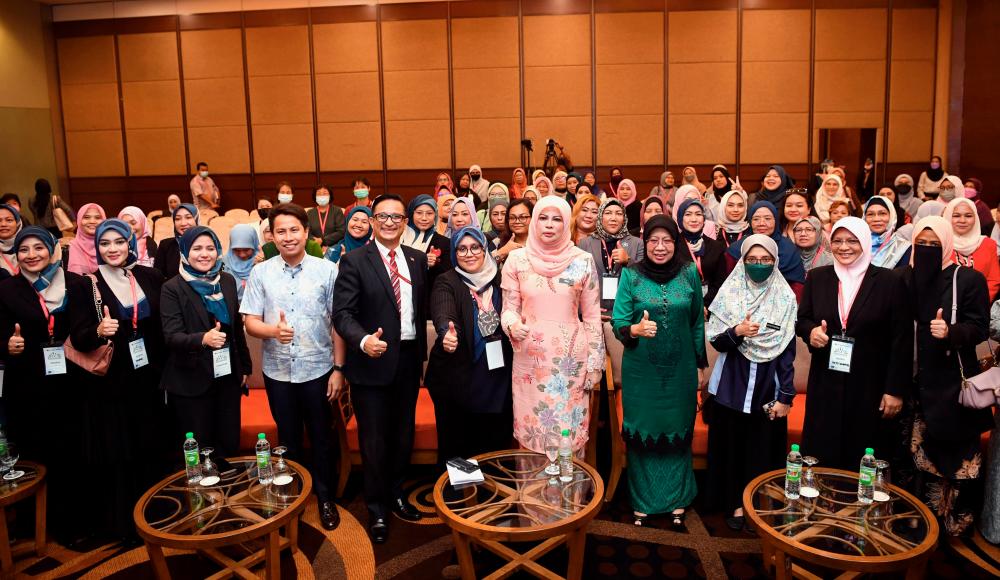 SHAH ALAM, 21 July -- The Minister of Women, Family and Community Development (KPWKM), Datuk Seri Rina Mohd Harun (centre) with the participants after officiating the closing of the Wanita Bangkit 2022 Round Table Conference at Gleanmarie, today.