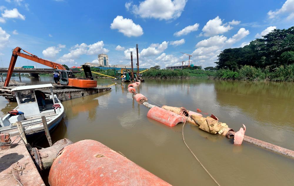 SHAH ALAM, 16 Nov -- Deepening work on the Klang River was actively carried out by contractors during a survey in Kota Kemuning Shah Alam today. BERNAMAPIX