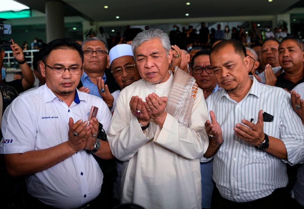 SHAH ALAM, 23 Sept -- Former Deputy Prime Minister Datuk Seri Dr Ahmad Zahid Hamidi (centre) recited a prayer after the High Court today acquitted him of 40 charges of corruption in relation to the Overseas Visa System (VLN). BERNAMAPIX
