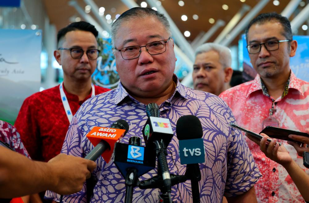 SEPANG, Jan 22 -- Minister of Tourism, Arts and Culture Datuk Seri Tiong King Sing (centre) during a press conference at the Tourist Arrival Reception in conjunction with the 2023 Chinese New Year Celebration at the Kuala Lumpur International Airport (KLIA) today. BERNAMAPIX