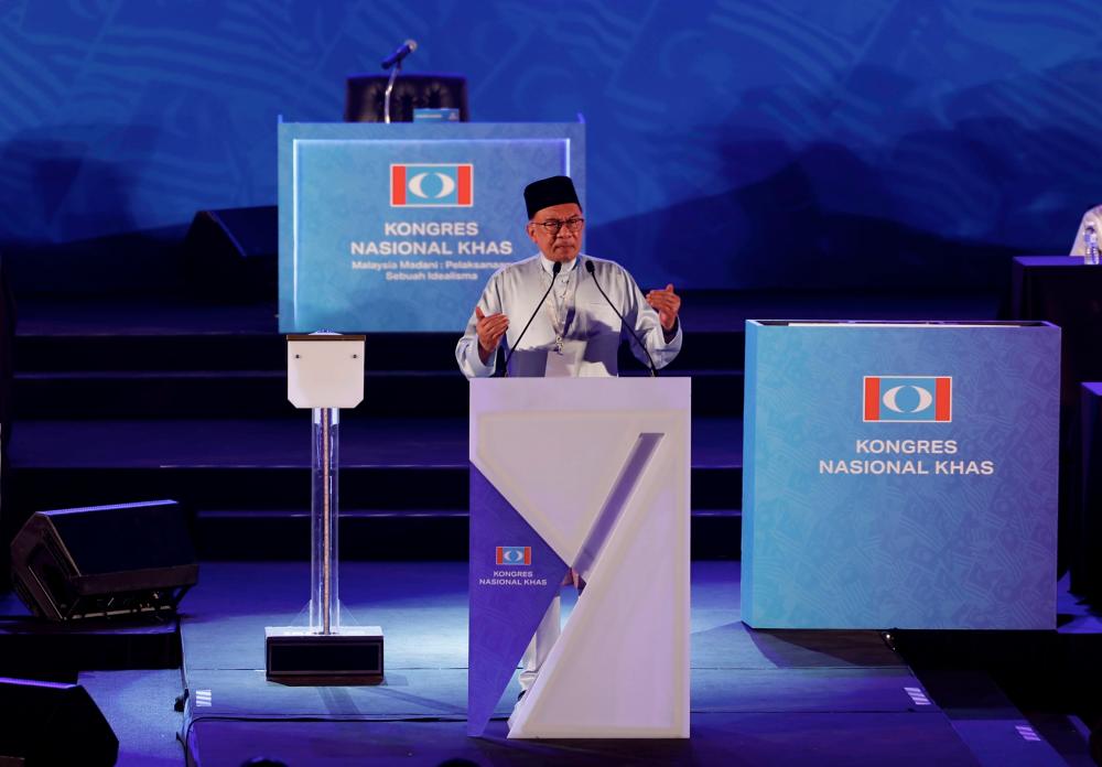 SHAH ALAM, 18 Mac -- Perdana Menteri merangkap Presiden Parti Keadilan Rakyat (PKR), Datuk Seri Anwar Ibrahim menyampaikan ucapan dasar dan merasmikan Kongres Nasional Khas 2023 di Stadium Malawati semalam. -- fotoBERNAMA